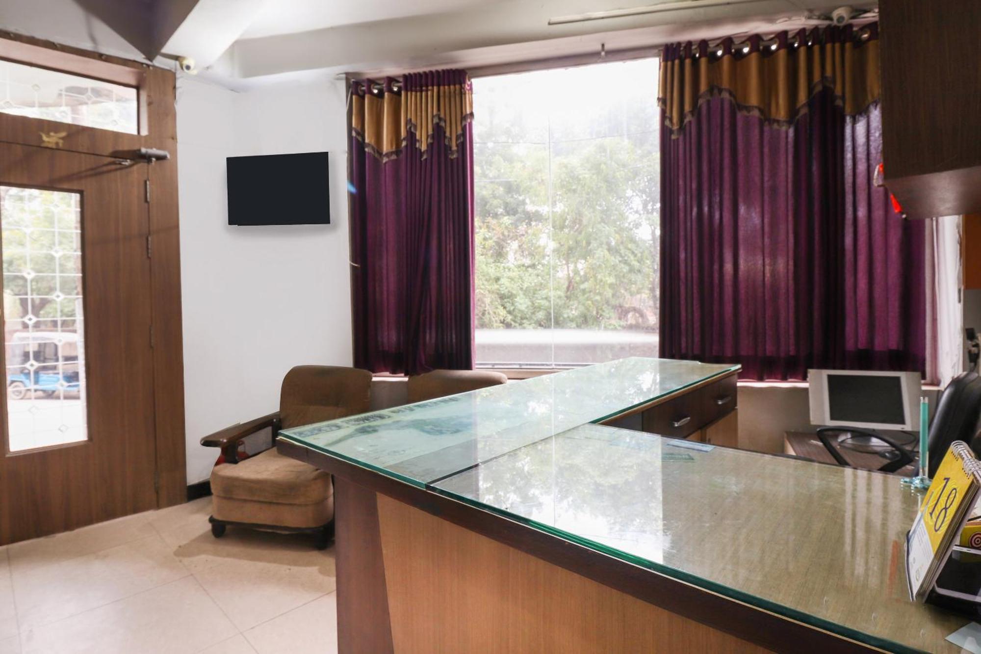Oyo 69402 Yogeshwar Dhaam Hotel Vrindāvan Eksteriør billede